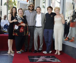 Elenco de "Two and a Half Men" celebrando la estrella de Jon Cryer